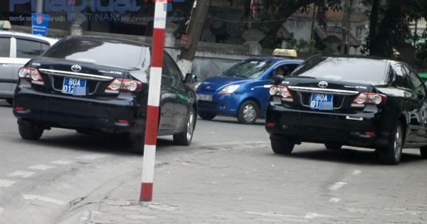 "Bỏ ngoài tai" lệnh cấm, xe biển xanh vẫn tung tăng đi lễ chùa?