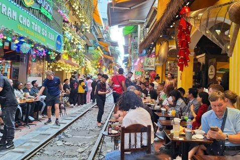 Dừng trải nghiệm phố 'cà phê đường tàu' để giữ an toàn cho du khách