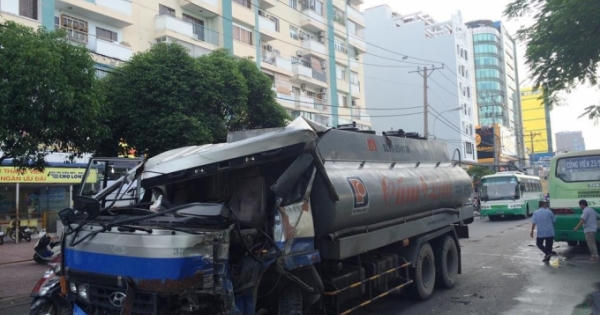 TP HCM: Sau va chạm giao thông, tài xế xe bồn bị kẹt trong ca bin bẹp dúm