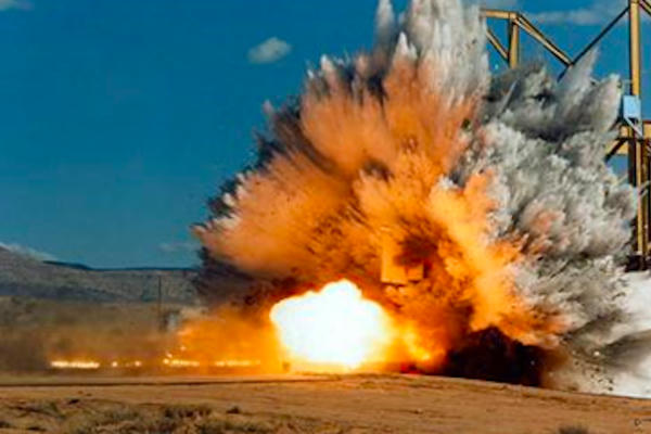 Mâu thuẫn với vợ, chồng mang bọc thuốc nổ lên cầu kích nổ