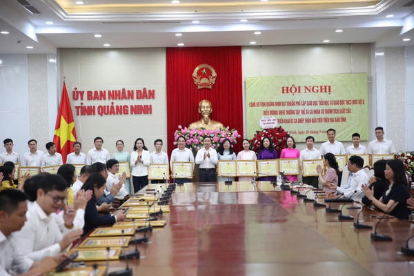 Biểu dương đội ngũ y, bác sĩ thực hiện thành công 3 ca ghép tạng đầu tiên tại Quảng Ninh Biểu dương đội ngũ y, bác sĩ thực hiện thành công 3 ca ghép tạng đầu tiên tại Quảng Ninh