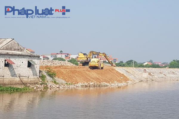 Kè đê sông Lương chưa bàn giao đã sạt lở gần 30m, tiền tỷ "rơi" miệng hà bá