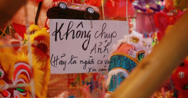 Tiểu thương Hàng Mã đồng loạt treo biển “Cấm chụp ảnh”, khách muốn chụp phải bỏ phí?