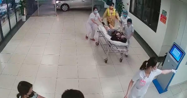 Nữ tài xế đột ngột đau tim trên cao tốc, thò tay qua cửa xe cầu cứu