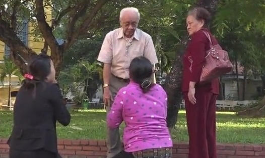 Mẹ Vũ Văn Tiến vái lạy và cầu xin gia đình bị thảm sát ở Bình Phước tha thứ