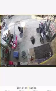 Clip: Kinh hoàng cảnh nhóm cồn đồ cầm hung khí truy sát 2 người ở TP.HCM