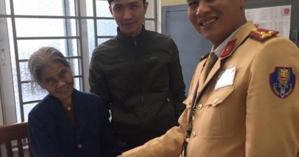 Đội CSGT số 15 giúp một bà cụ bị lạc đường trở về nhà