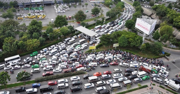Cao điểm người dân đổ về quê ăn Tết, sân bay kẹt cứng