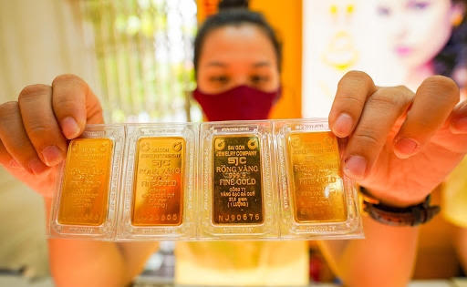 Giá vàng hôm nay 1/8: Tháng mới, giá vàng giảm nhẹ do USD hồi phục