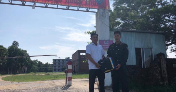 Nhặt được túi xách chứa hàng trăm triệu, chiến sĩ CSCĐ trả lại cho người đánh rơi