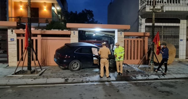 Xe ô tô 4 chỗ nửa đêm lao thẳng vào nhà dân tại Quảng Ninh