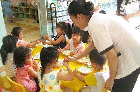 Nghỉ tết hơn nửa tháng, phụ huynh 'xót ruột' gửi con 300.000 đồng/ngày