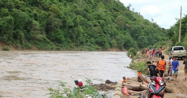 Cặp “Lục Vân Tiên” vật lộn dưới dòng nước lũ cứu sống hai người