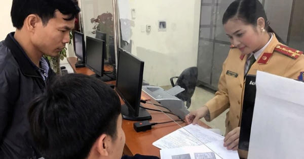 Hà Nội: Đi đăng ký xe, để quên túi xách có 100 triệu đồng