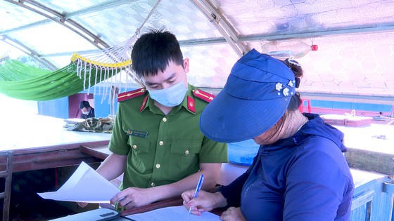 Công an huyện Đức Thọ bắt giữ 6 sà lan khai thác cát trái phép