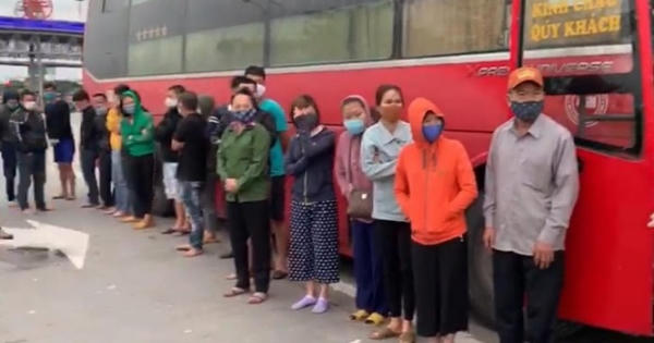 Phớt lờ lệnh cấm, xe khách chở 30 người chạy từ Sài Gòn ra Hà Nội