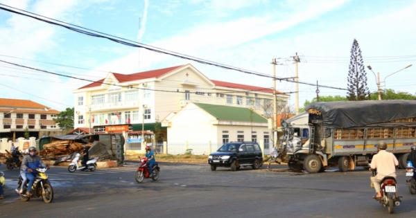 Hai xe tải tông nhau lật ngửa, một người nguy kịch