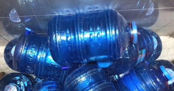 Rước bệnh từ nước uống đóng bình kém chất lượng Rước bệnh từ nước uống đóng bình kém chất lượng