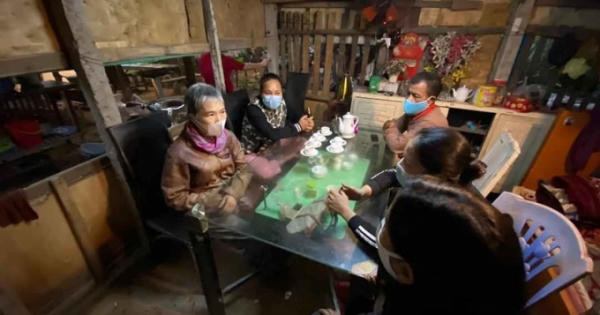 Cúi xuống thật gần…