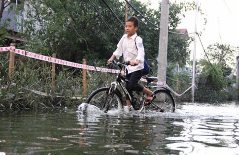 Nước ngập nửa mét, người dân lội bì bõm giữa Hà Nội