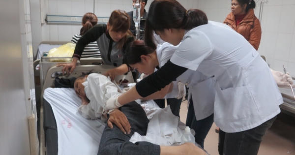 Nghệ An: Lật xe khách, nhiều người bị thương