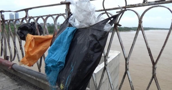 Đường phố, cầu ở Thủ đô "gánh rác" vì dân đốt, thả tro vàng mã xuống sông Hồng