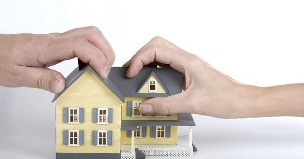 Chồng "ghen lồng ghen lộn" mỗi khi đàn ông xuất hiện bên cạnh vợ