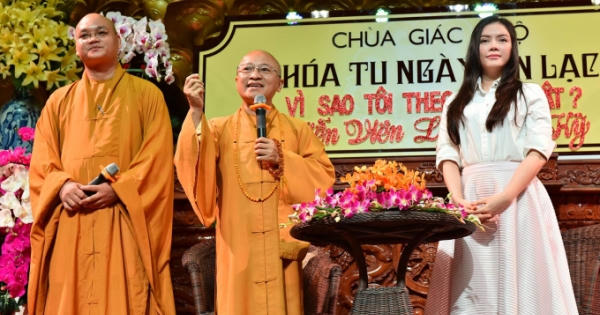 Lý Nhã Kỳ rơi nước mắt nói chuyện về cha trước hàng trăm Phật tử
