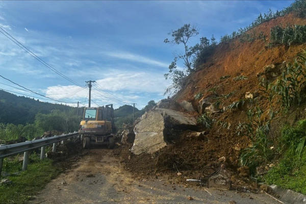 Một người ở Lào Cai đi vớt mạ bị lũ cuốn mất tích