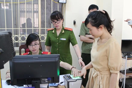 Hàng ngàn người chen chúc đi làm chứng minh nhân dân sau Tết Hàng ngàn người chen chúc đi làm chứng minh nhân dân sau Tết