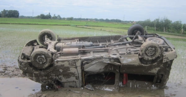 Thanh Hóa: Xe ô tô lao thẳng xuống ruộng sau khi đối đầu với xe máy Thanh Hóa: Xe ô tô lao thẳng xuống ruộng sau khi đối đầu với xe máy