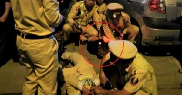 Bị kiểm tra nồng độ cồn, tài xế lấy dép táng thẳng vào mặt CSGT vì 'Người nhà tôi làm công an cả đấy"!