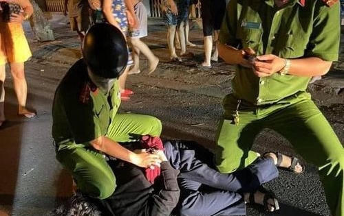 Khống chế thiếu niên 14 tuổi dùng dao đâm 2 người bị thương do nghiện game bạo lực