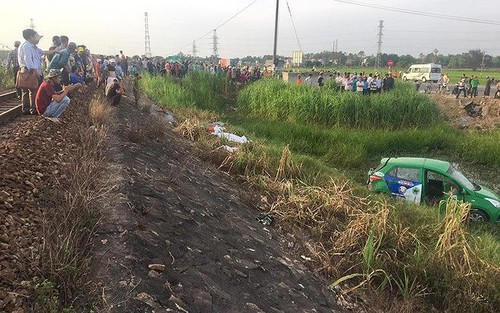 Nóng: Tàu hỏa tông taxi văng xuống ruộng, 5 người thương vong