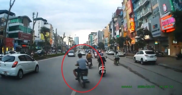 Clip nam thanh niên chạy xe lạng lách, đánh võng va vào ô tô ngã bất tỉnh Clip nam thanh niên chạy xe lạng lách, đánh võng va vào ô tô ngã bất tỉnh