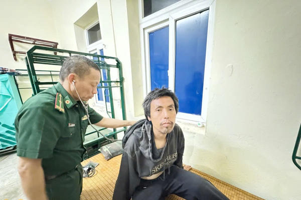 Một công dân Trung Quốc được Bộ đội Biên phòng cứu sống khi đang trôi dạt trên sông Ka Long