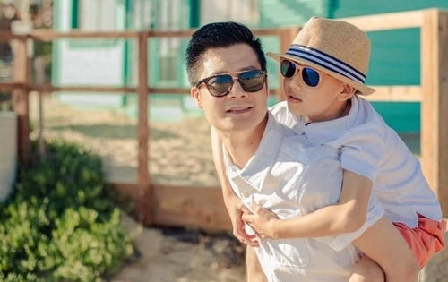 Quang Dũng đón con trai về Việt Nam ăn Tết