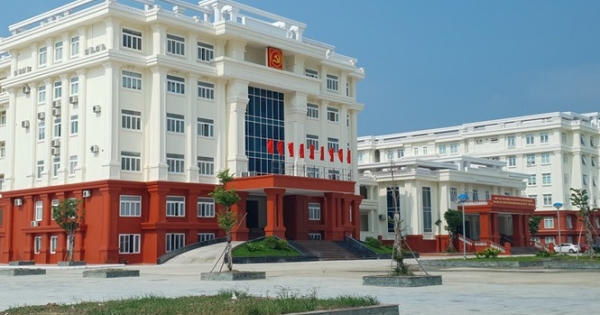 Tòa nhà Thành ủy Đồng Hới 100 tỉ đồng vừa xây đã nứt toác do gạch?