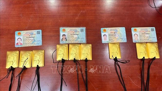 Bắt 4 người vận chuyển vàng miếng trái phép từ Trung Quốc vào Việt Nam