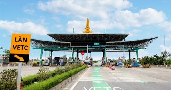 Xe không đủ điều kiện đi vào làn thu phí không dừng bị phạt bao nhiêu tiền?