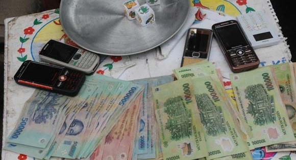 Nghệ An: Bắt quả tang Phó chủ tịch huyện Tân Kỳ đánh bạc