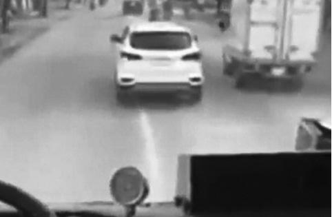 Ô tô không nhường đường cứu hỏa: “Điếc” hay cố tình vi phạm?