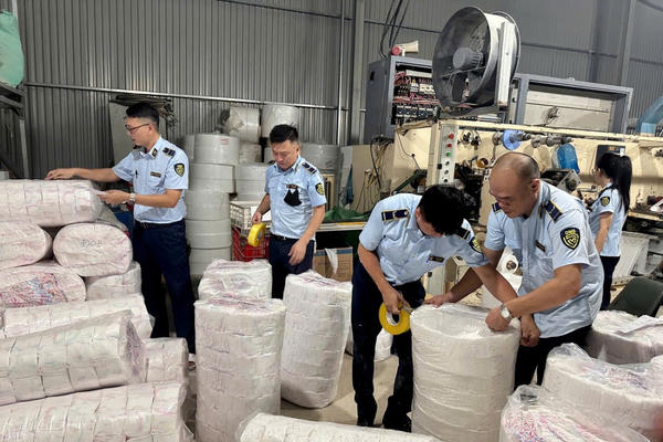 Phát hiện cơ sở sản xuất, kinh doanh bỉm, băng vệ sinh giả nhãn hiệu nổi tiếng