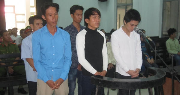 Đâm chết khách hàng vì không trả tiền “ bo”