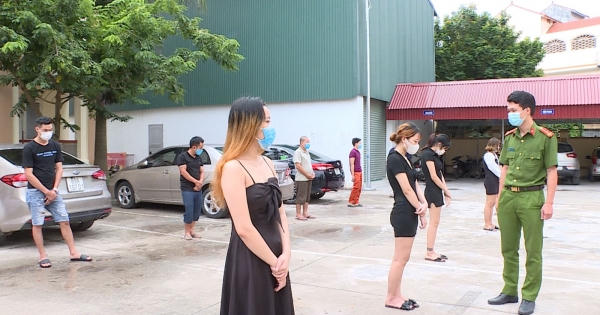Hưng Yên: Bất chấp lệnh cấm, quán karaoke vẫn mở cho các "thượng đế" ca hát