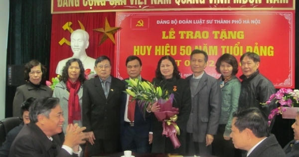 Trao tặng huy hiệu 50 năm tuổi Đảng cho hai luật sư TP Hà Nội