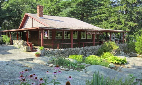 Ngôi nhà làm từ giấy báo không mục nát sau trăm năm