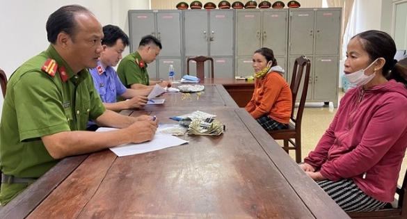 Rủ nhau đi trộm nữ trang và đô la, hai nữ quái bị tóm gọn