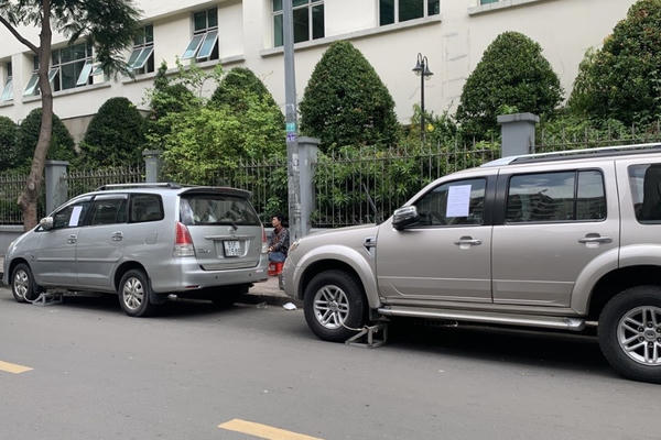 Bảo vệ khu đô thị, chung cư có được quyền khóa bánh ôtô đậu sai chỗ?