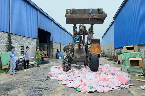 Tiêu hủy gần 2.000 Baby Three chứa hóa chất độc hại